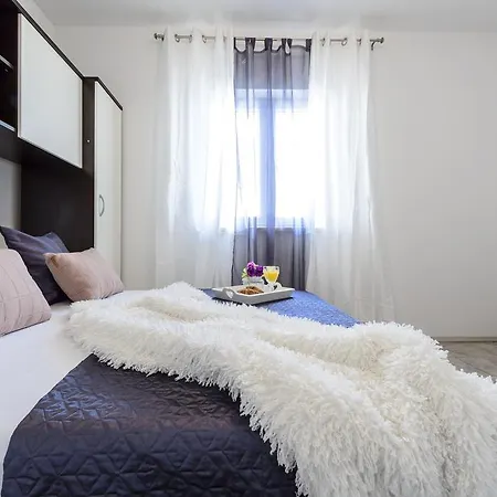 Lorelai Apartment